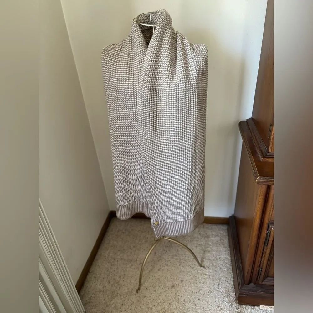 Vince Camuto greige and white scarf